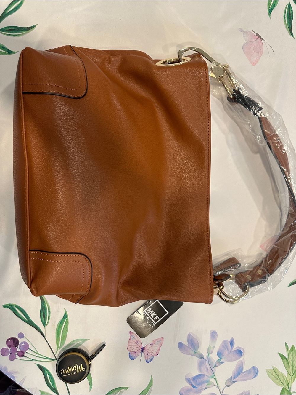 Classic Tan Shoulder Bag with Gold Hardware - Unbranded